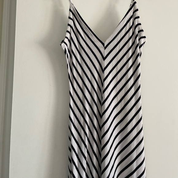 Medium striped v neck summer maxi dress! Adjustable straps! - Picture 5 of 6